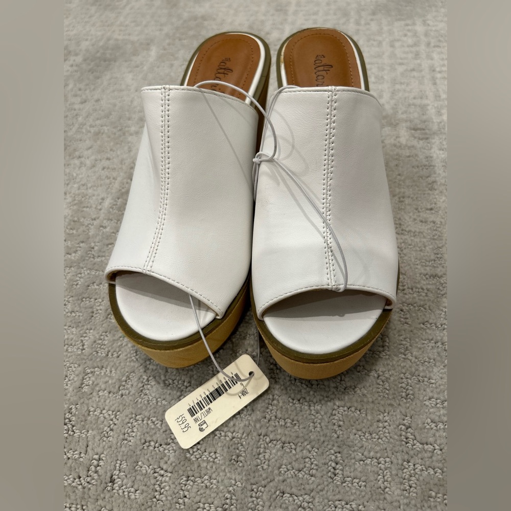 NWT Altar’d State White Wedge/Sandals (6)